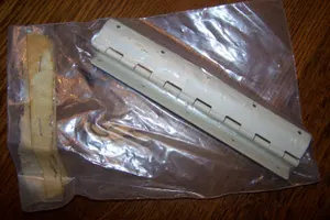 PIPER PA HINGE P/N 65782-000 * NOS*